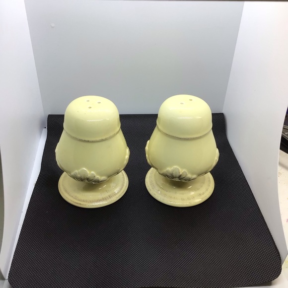 Enesco Country Gate salt & pepper shaker , cream colored , numbered 30&31 - Picture 1 of 3